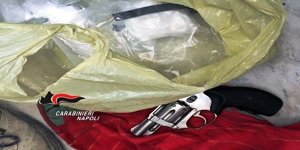 Arzano: i carabineri sequestrano un revolver carico e 105 grammi di cocaina pura