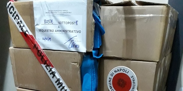 Napoli: la Municipale sequestra 30.000 shopper privi di certificazione