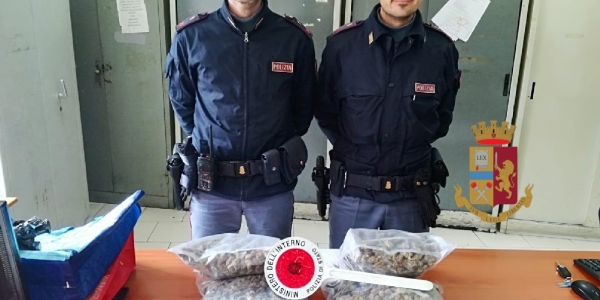 Napoli: cerca di eludere un controllo, ma viene fermato. Nascondeva droga in auto e a casa