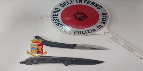 Napoli: porto abusivo di armi e oggetti atti ad offendere, denunciati due uomini