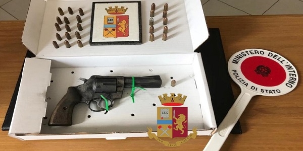 Napoli: la polizia rinviene un revolver 357 e munizionamento in una buca per lettere