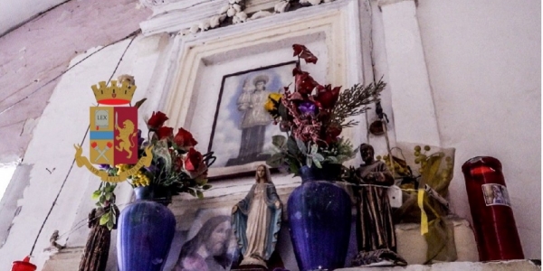 Napoli, Secondigliano: la polizia scopre la droga nascosta nell'immagine votiva