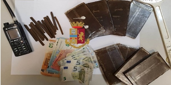 Napoli: rubano lo smarphone ad una donna, due uomini arrestati dalla polizia