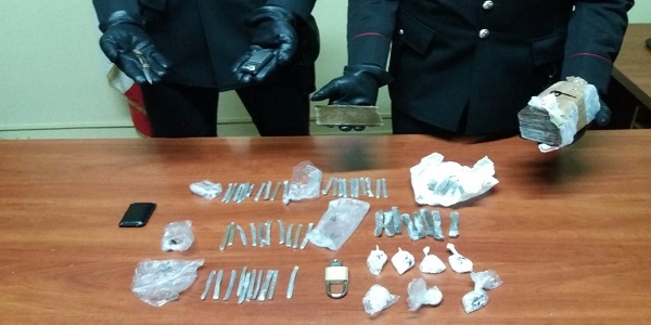 Ercolano: detenzione di hashish e crack, arrestata dai carabinieri