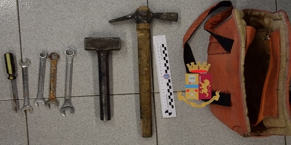Giugliano: rubano un cancello al mercato ortofrutticolo, arrestati dalla polizia