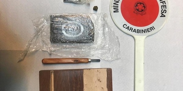 Ischia: controlli agli sbarchi, i CC arrestano due donne trovate in possesso di hashish