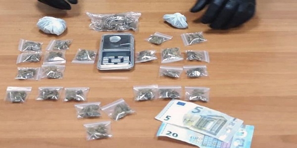 Gragnano: due ragazzi sorpresi e arrestati mentre confezionavano dosi di marijuana