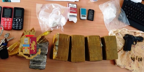 Napoli, Pianura: trovato in possesso di 5 kg di hashish e una pistola, arrestato dalla polizia