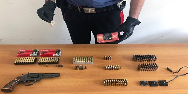 Caivano, Parco Verde: i carabinieri rinvengono droga, un revolver con matricola abrasa e cartucce
