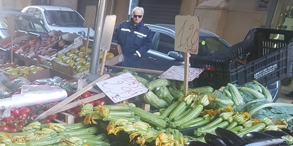 Napoli: la Municipale multa commercianti abusivi. Devoluti allo zoo gli alimenti sequestrati