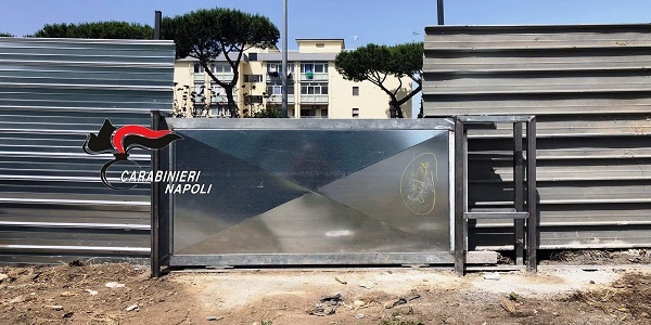 Caivano: i CC sequestrano un cancello abusivo installato per proteggere lo spaccio di droga