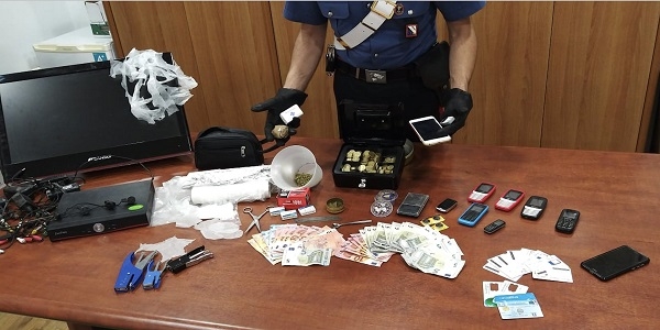 Afragola: si barrica in casa e lancia la droga dalla finestra, arrestato