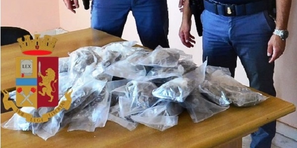 Torre A: nasconde circa 2kg di droga in casa, arrestato dalla polizia