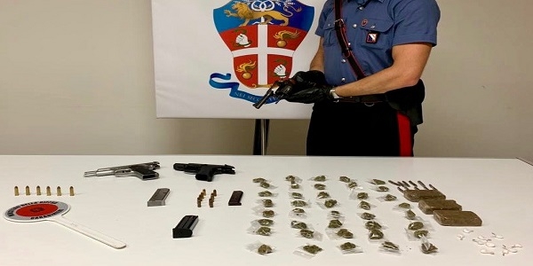 Napoli: i carabinieri trovano e sequestrano armi cariche e droga