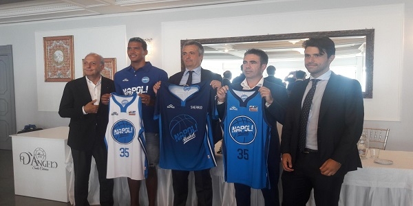 Il Napoli Basket presenta le nuove divise