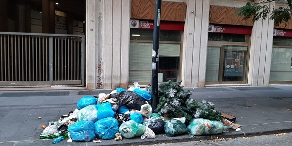 Napoli: conferimento rifiuti in modalità irregolare, controlli e multe della Municipale