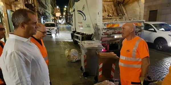 de Magistris: ho trascorso una notte in strada tra i lavoratori di Asia