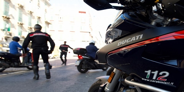 Napoli: scooter, controlli serrati dei carabinieri. 82 contravvenzioni e due denunce