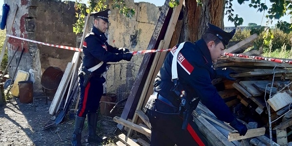 Giugliano: 40enne arrestato dai carabinieri mentre incendiava legno