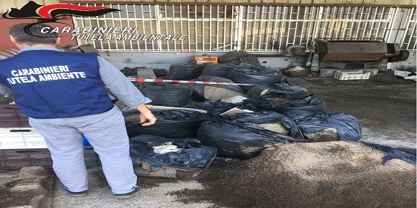 Giugliano: rifiuti stoccati illecitamente, i carabinieri sequestrano un'area
