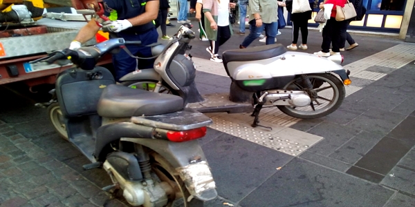 Napoli: la Municipale rimuove oltre 20 veicoli abbandonati per strada