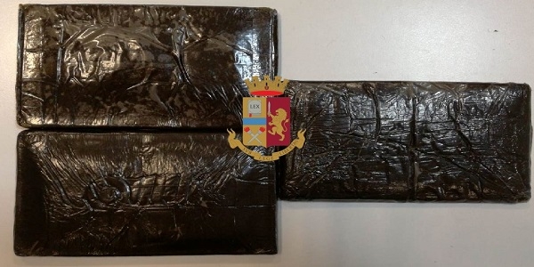 Napoli: la polizia arresta un pusher dopo uno scambio droga - soldi