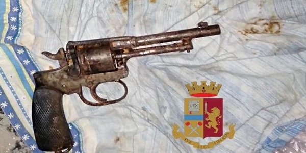 Napoli, Pallonetto S.Lucia: la polizia rinviene una pistola in un pozzetto della rete fognaria