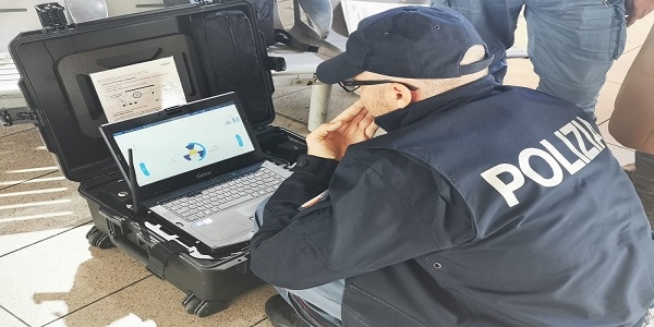 Napoli: allarme bomba alla Stazione, arriva la polizia. Solo indumenti nel pacco sospetto