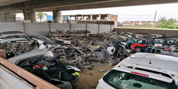 Giugliano: i CC sequestrano un terreno dove erano accatastati pezzi di auto rubate