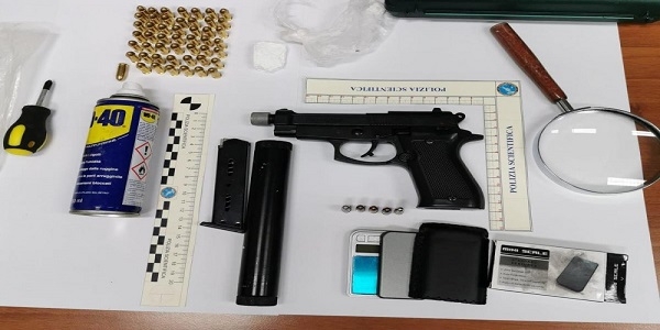 Castellammare: la polizia sequestra pistola giocattolo con silenziatore e droga