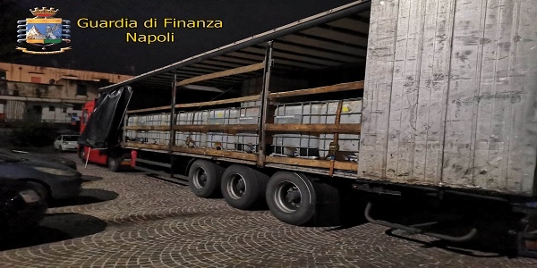 Napoli: la GDF sequestra un tir con 27.000 litri di gasolio di contrabbando e denuncia 2 persone