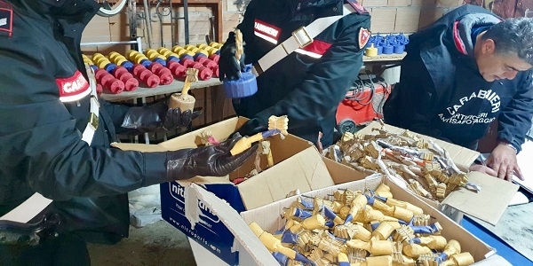 Pompei: i carabinieri scoprono deposito di bombe e droga sotto le abitazioni. Arrestato un 30enne