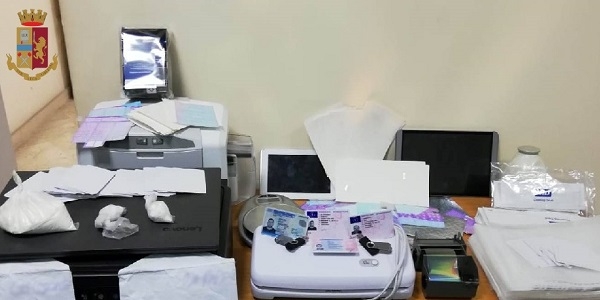 Napoli: fabbricazione documenti falsi, la polizia arresta due persone
