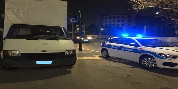 Napoli: da Scauri a sversare illecitamente rifiuti e lavatrici, denunciato dalla Municipale