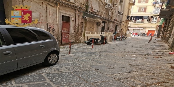 Napoli: riservava posti auto con paletti e catene, denunciato dalla polizia
