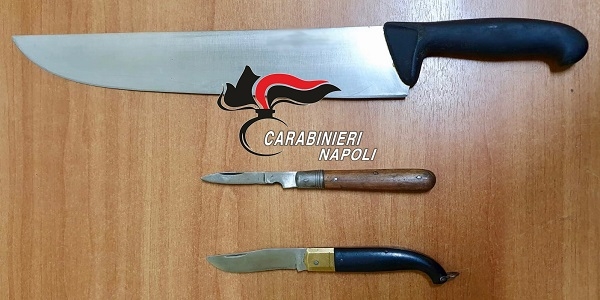 S.G.Vesuviano: fermato per un controllo dai carabinieri, trovato in possesso di 3 coltelli. Denunciato