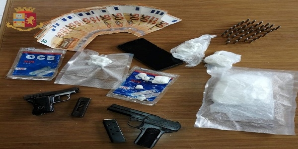 Napoli, Sanità : in casa cocaina, 2 pistole e soldi. Arrestato dalla polizia