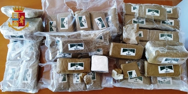 Napoli: quasi 5kg di hashish nascosti nello zaino, arrestato dalla polizia