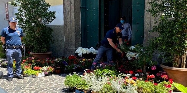 Napoli, Posillipo: la polizia sanziona un fioraio e sequestra piante, poi devolute alla Chiesa