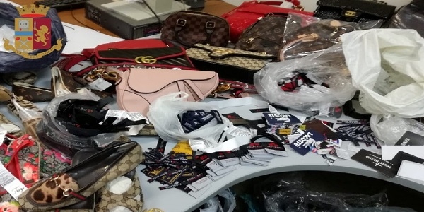 Napoli: la polizia sequestra borse e scarpe contraffatte. Denunciata una donna