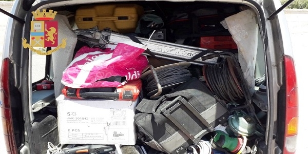 Napoli e Caserta: interventi della GDF. Sequestrata una fabbrica e mascherine non sicure
