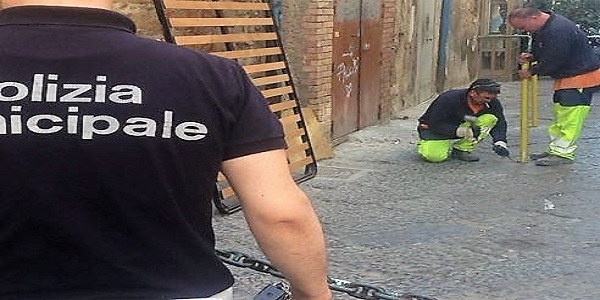 Napoli: la Polizia Municipale rimuove paletti abusivi nei Quartieri Spagnoli