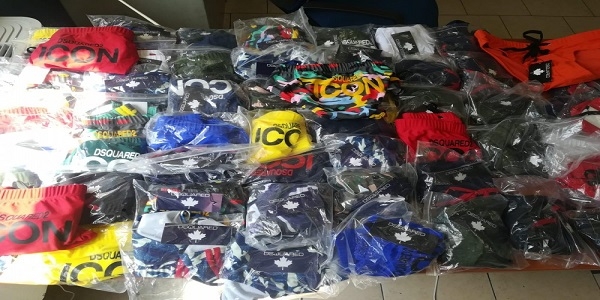 Napoli: costumi con marchi contraffatti, tre uomini denunciati dalla polizia