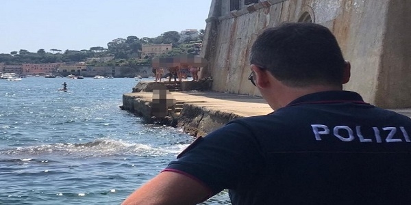 Napoli, Posillipo: nudo sulla spiaggia, arrestato dalla polizia per atti osceni e resistenza