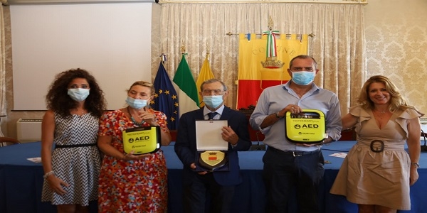 Napoli: donati al Comune 2 defibrillatori che saranno collocati sulle spiagge libere