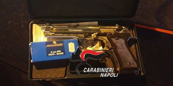 Napoli: spara a salve poi alla presenza dei carabinieri minaccia la madre con 2 coltelli, arrestato