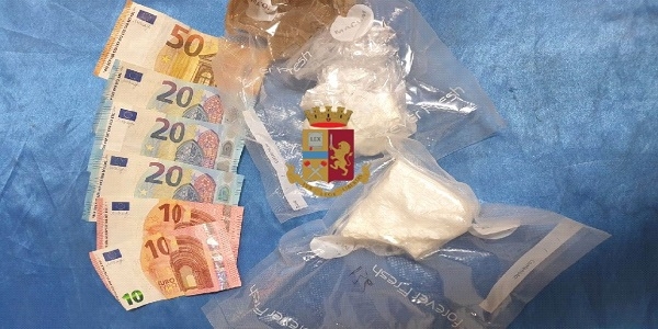 Napoli, Pianura: trovato in possesso di cocaina e soldi, arrestato dalla polizia