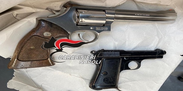 Napoli, Miano: controlli dei carabinieri, rinvenute due pistole con munizioni