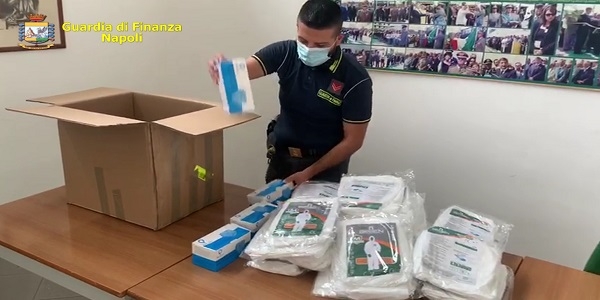 La GDF di Napoli sequestra 29.000 mascherine e 22 tute protettive
