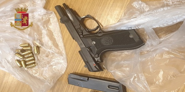 Napoli: in casa una pistola con matricola abrasa e munizioni. Arrestato